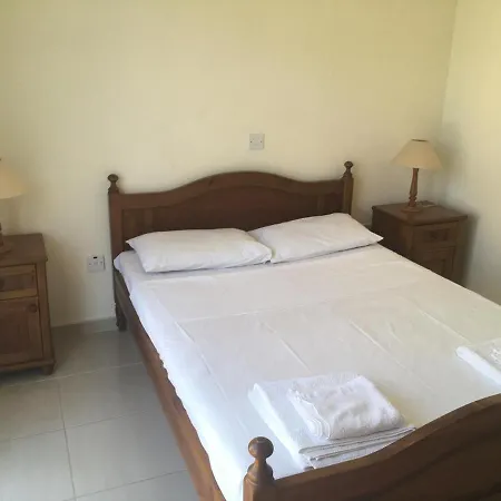 Limnos Gardens * פאפוס
